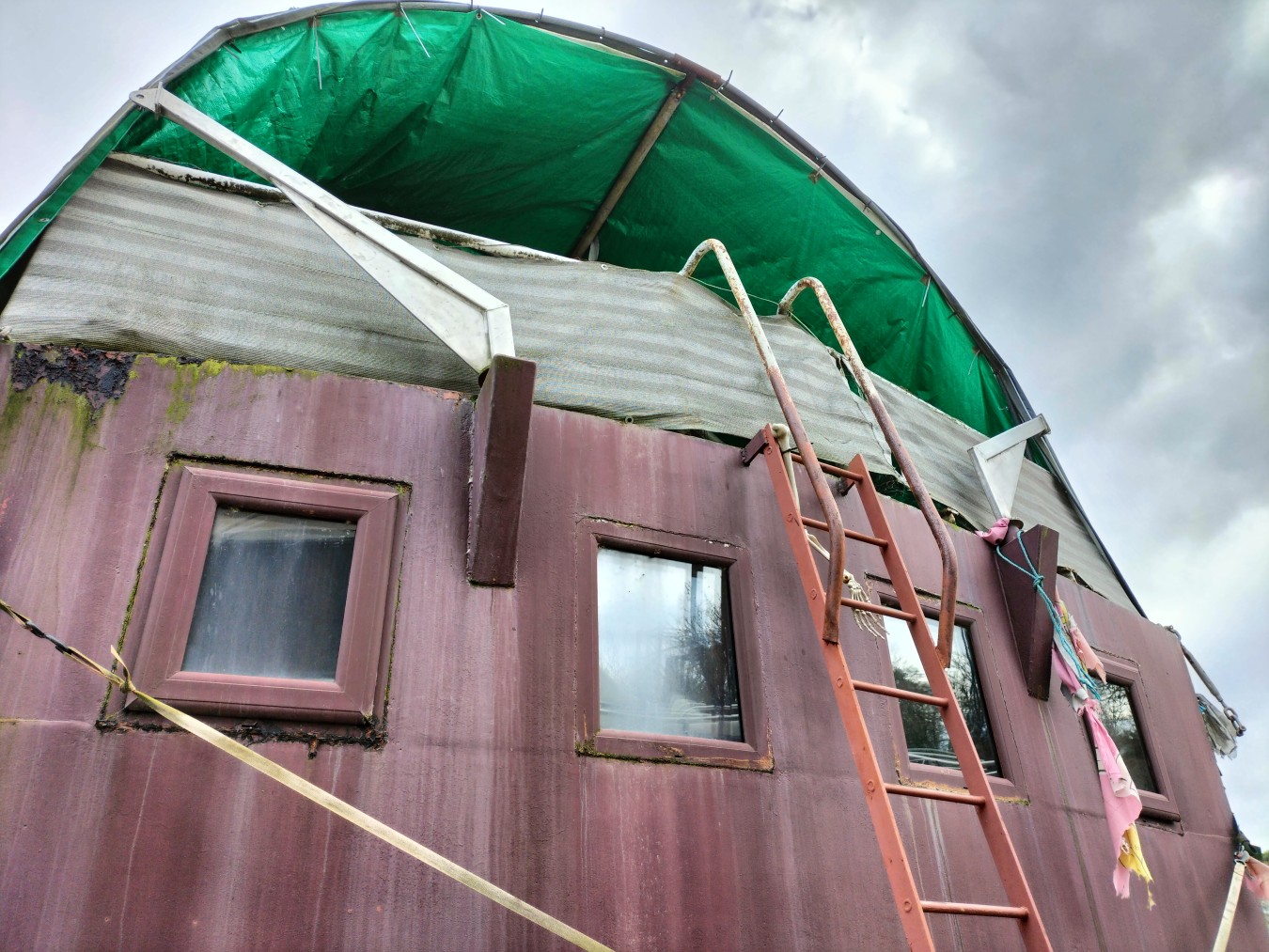 A boat with sheds on the Quarterdeck?